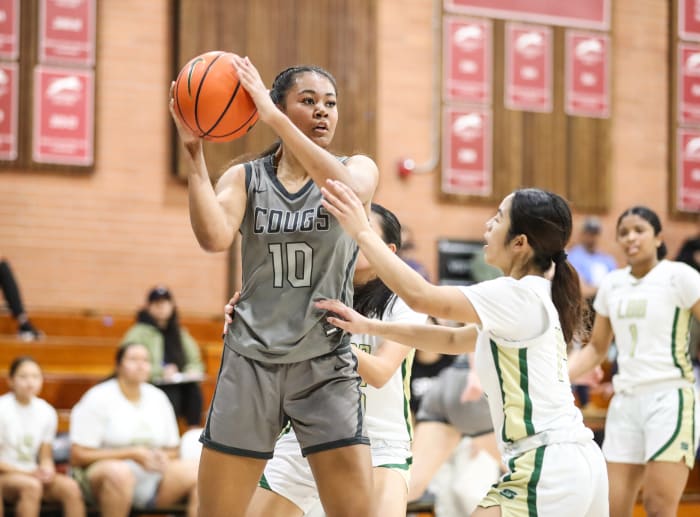 Carondelet 5-11 sophomore Layla Dixon (10).